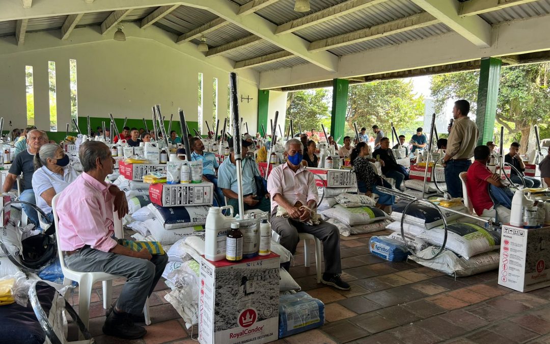 Campesinos del Valle del Cauca reciben equipos para optimizar su producción de plátano y banano