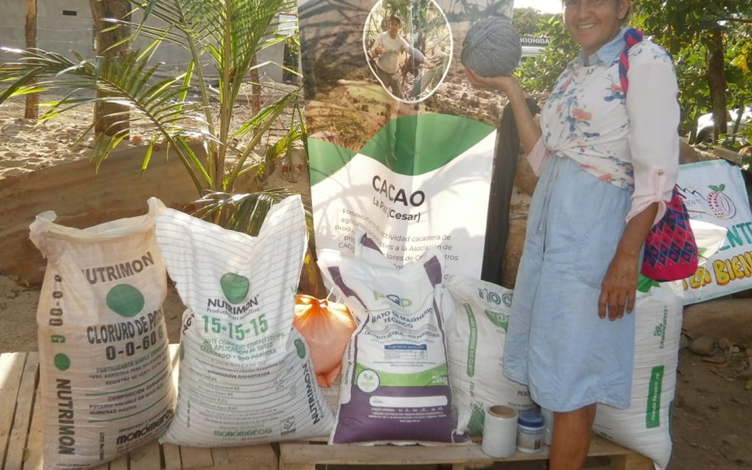 Familias campesinas reciben insumos y asistencia técnica para producir cacao de alta calidad e impulsar su comercialización asociativa